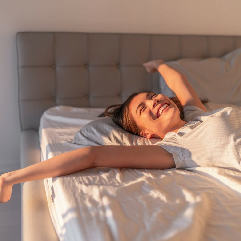 Dormir les bras en l'air : une position bénéfique pour un sommeil réparateur 3