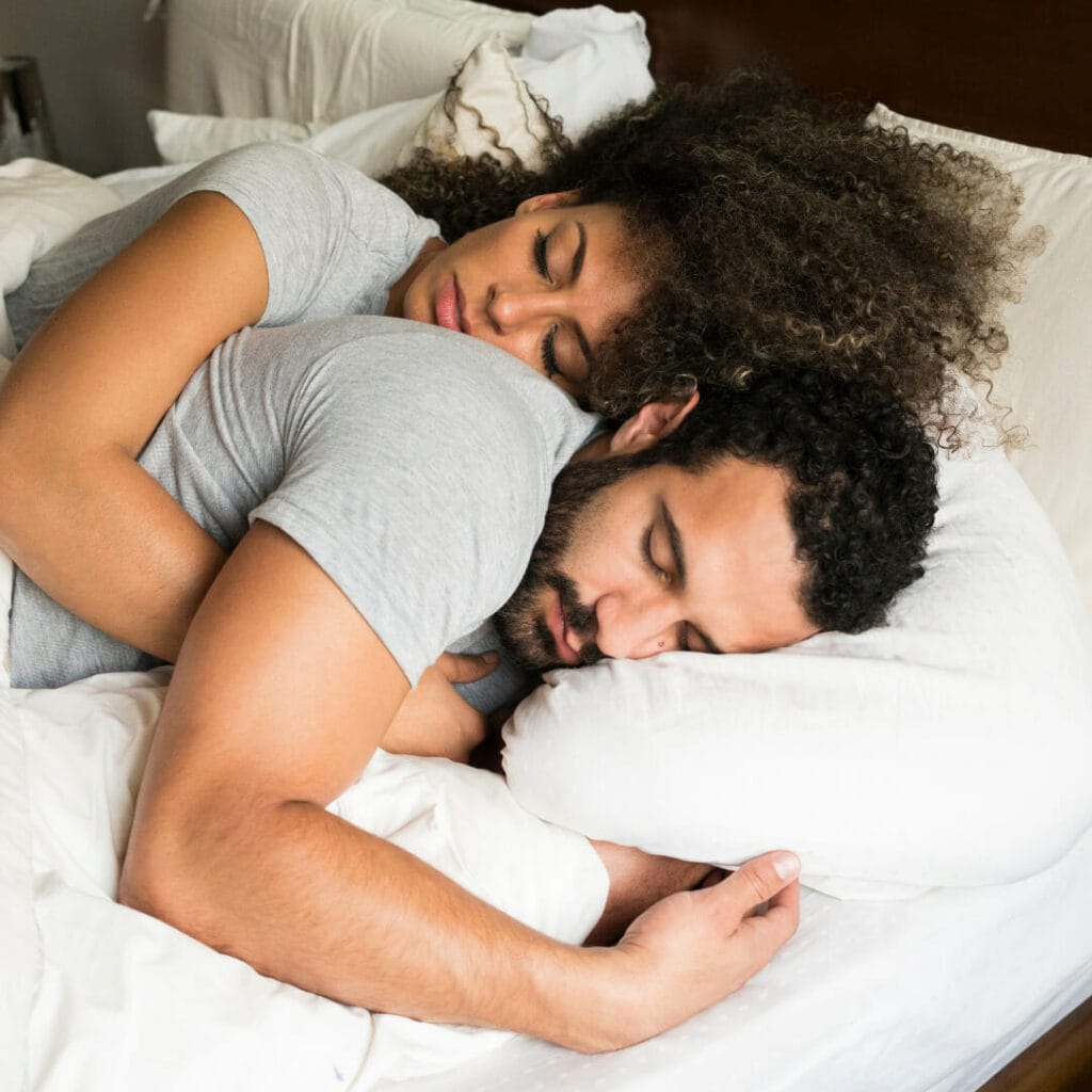 Quelle est la position pour dormir avec sa copine ? 3