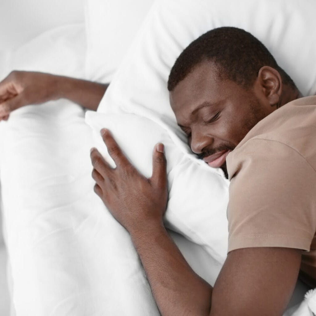 Dormir avec un oreiller dans les bras : le secret d'un sommeil réparateur et confortable 3