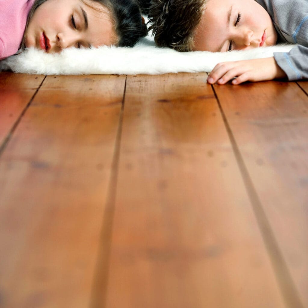 Dormir sur le sol : Avantages et inconvénients pour votre santé et votre sommeil 3